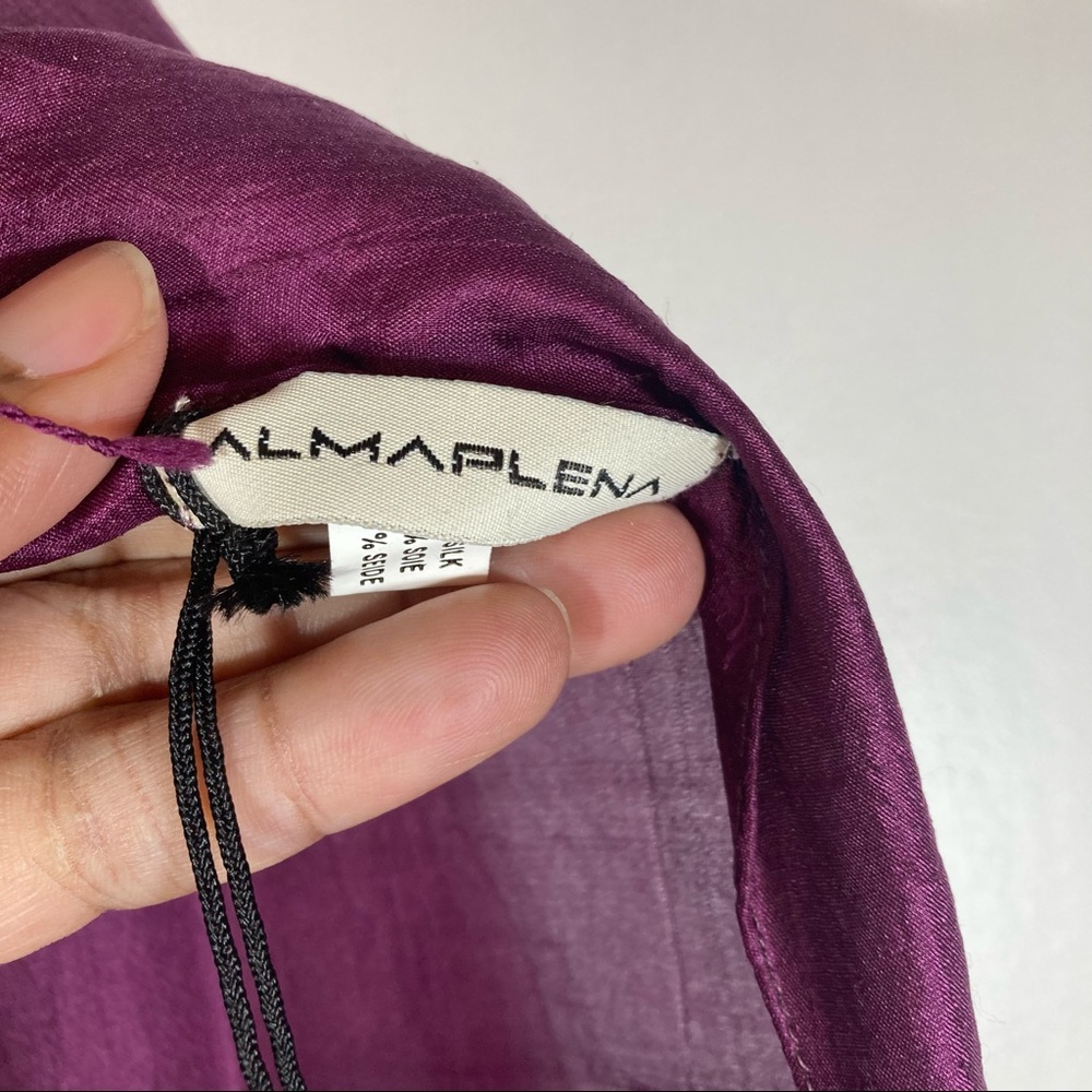 Silk Scarf with fringes by Almaplena. NWT. Size 66 x 21.5 - Picture 4 of 6